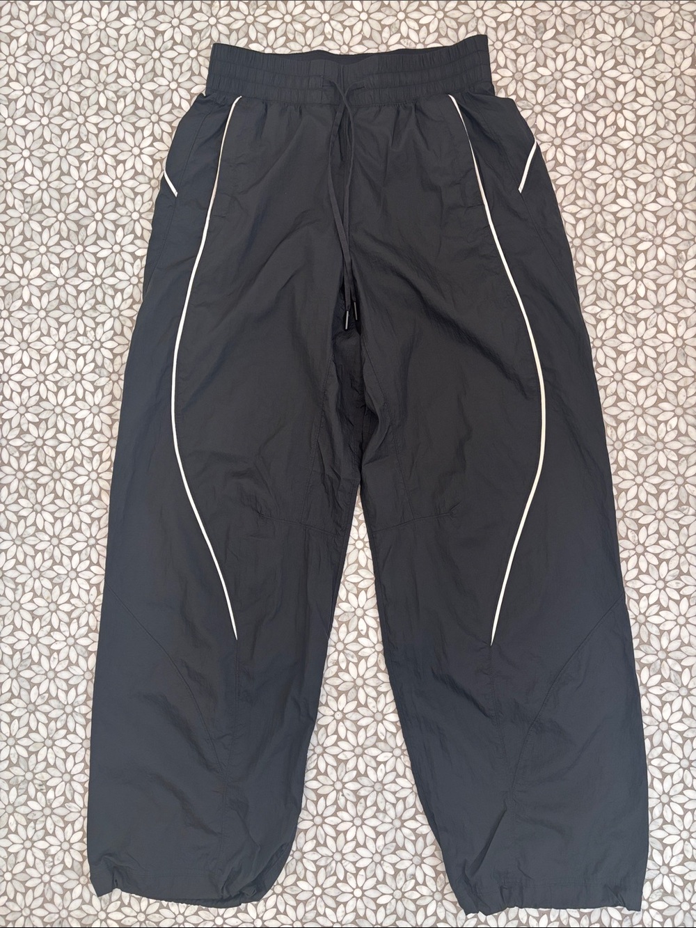 Women's License to Train Mid-Rise Lightweight Jogger in Black, Size 4